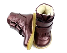 Angulus klassisk lædervinterstøvle i farven bordeuax shine. Støvlen har uldfoer og tex og lukkes nemt med to velcroremme.